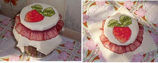 Крышечка "чтоб дышало". У меня там хвостики от лесной ягоды. Зимой буду пить чай )).