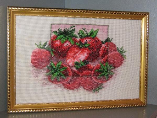 Клубничный рай (смешанная техника)