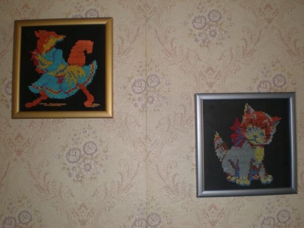 о-о-о, а это мои самые первые работы, я тогда еще в детском саду была))) мама приучала к рукоделию))) у нее получилось))) теперь они весят над детской кроваткой)))