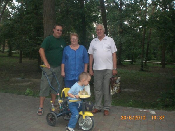 Муж с своими  родителями и сынулей