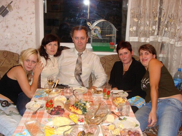 За столом (с права на лево:я, соседка Валя, кум, жена кума, сестра Оксана)