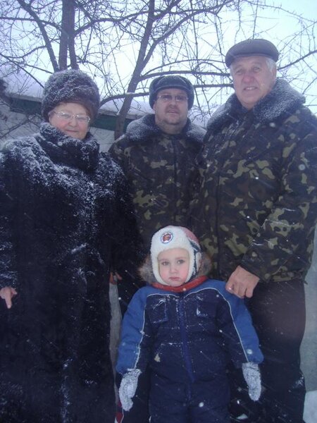 Муж с своими родителями и сынуликом