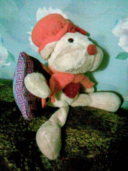 Хомячок шился в подарок. Здесь он с игольничкой, которая одевается на запясье, чтоб было удобнее.