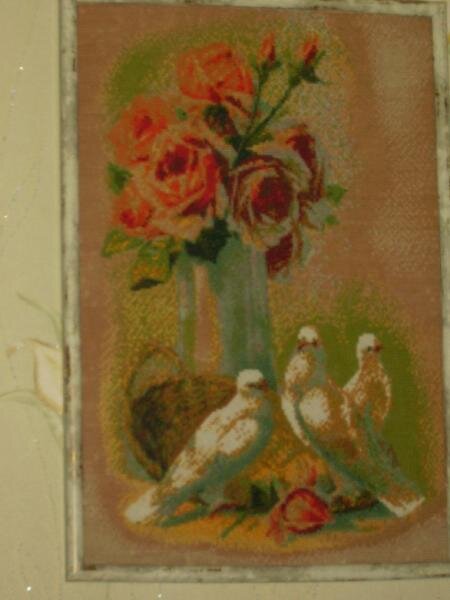 голуби с цветами, висит у мамы