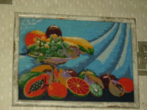 фрукты в голубом, висит у мамы