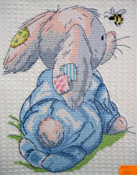 Зая с пчелой