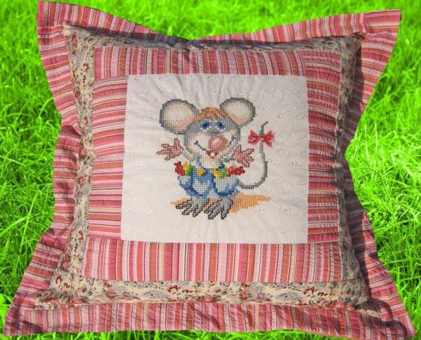 Подушка-пэчворк "Мышка с конфетами"
