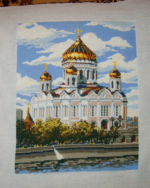 храм 
вышивала в подарок тете. к сожалению, пришлось дарить неоформленным, так как у нас здесь можно найти только самые простые деревянные рамки такого формата, а это совсем не то. придется тете в Ярославле его самой оформлять...