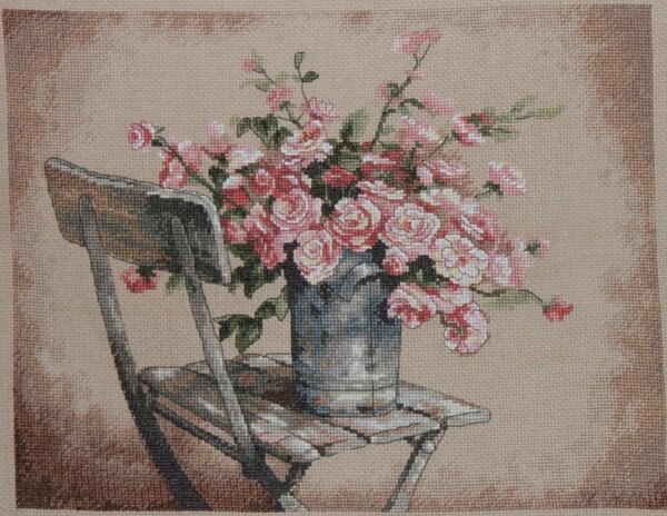 Розы на стуле