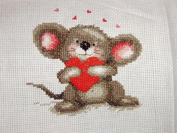 МЫШКА, это первый опыт вышивки в смешаной технике.