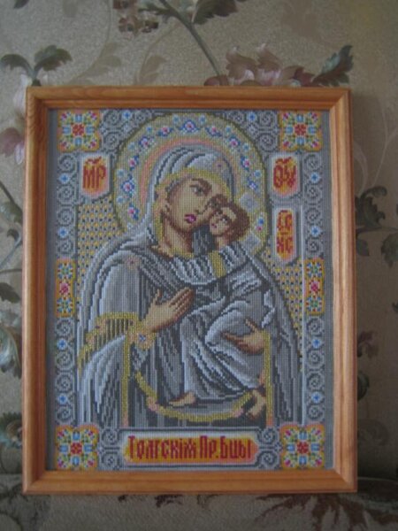Икона ''Богоматерь Толгская''. Вышита в подарок крестной. На фото не очень видно, но одеяние  нимб вышиты с использованием золотистой нити.