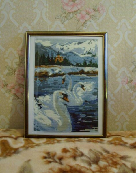 лебеди
А эту вышила давненько, но с оформлением у нас проблемы. Сегодня, наконец, оформила.