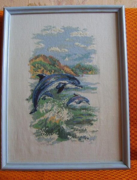 дельфины  
эта вышивка уже уехала к брату - на его свадьбу.