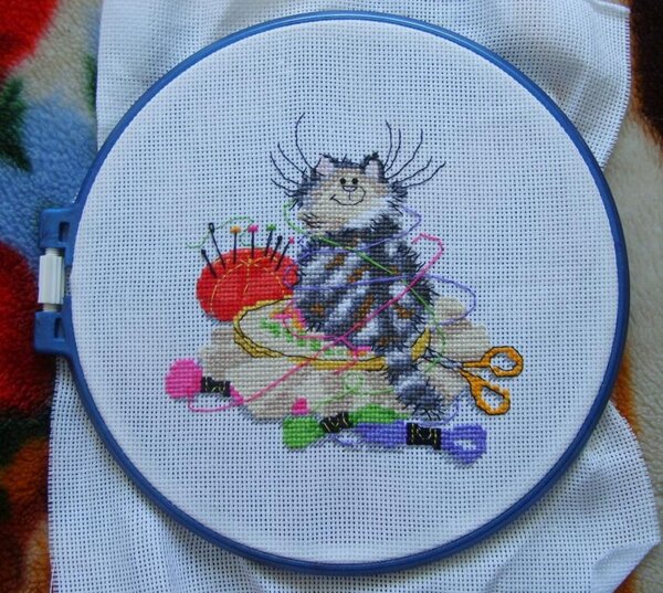 киса 
Только что закончила. Хорошая схемка - забавная. Люблю котов МШ.