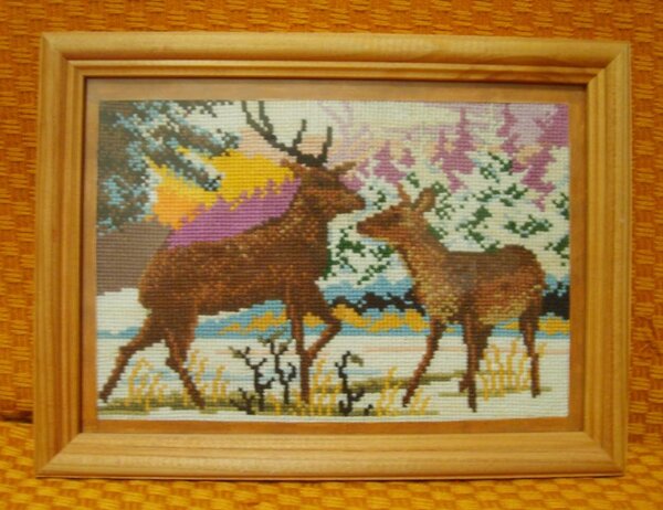 олени
Из моих первых работ, еще практически в детстве. Не было изобилия схем, наборов и журналов (у нас, по крайней мере), и я эту схему перерисовывала с гобелена в журнале.