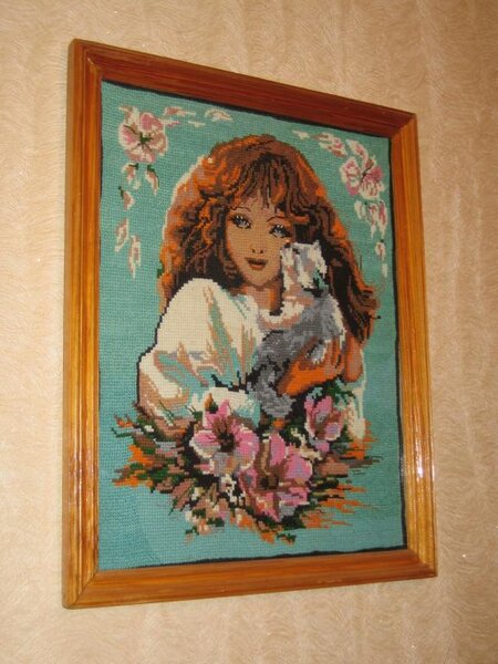 Самая первая моя работа (ну не считая детских "ковырялок"). Корявенкая, конечно, но первый блин всегда не очень получается )))) Вышивалось по канве с нанесенным рисунком.