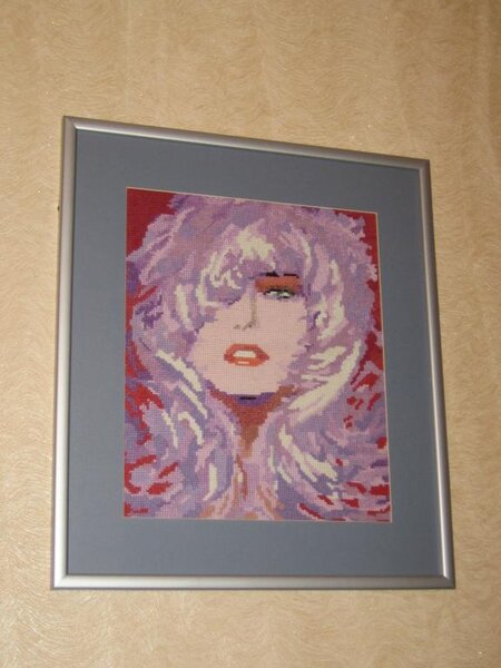 Понравилась картинка в интернете. В то время про специальные программы еще не знала. Поэтому пришлось вышивать по картинке, обработанной в фотошопе фильтром "клеточки". Нитки - из бабушкиных запасов ))))