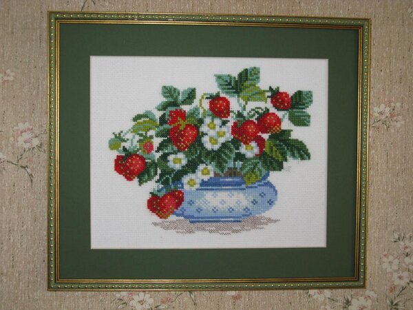 Вышивка бабули. Земляника.
