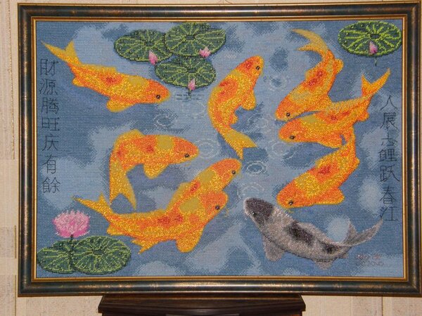 Работа выполнена в смешанной технике: фон - крестик; рыбки, цветы и листья - бисер