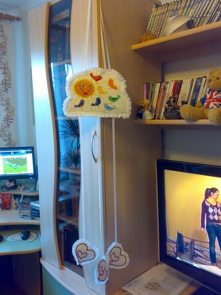 подвеска ( делала на форумную игру менялись вышивками) 
С одной стороны солнышко и радужные птички,
с другой имя и куча прилагательных типа самая-самая,
сделано в виде облачка, как папка открываетс