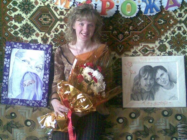 Фото моей подруги, рисовала ее портреты, один - а-ля восток, второй с ее молодым человеком
работы выполнены в карандаше, одна рамка - ткань, другая- обои