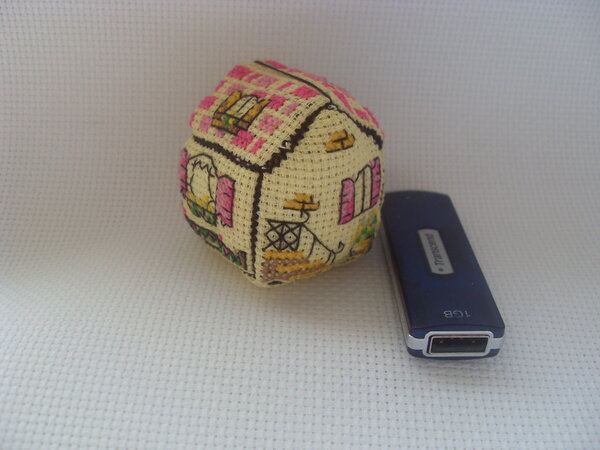 Домик-брелок для флешки