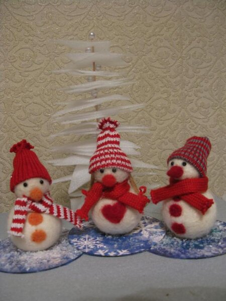 снеговички под елочкой