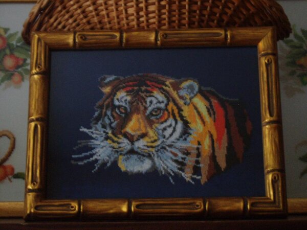 Этого тигра вышивала мама