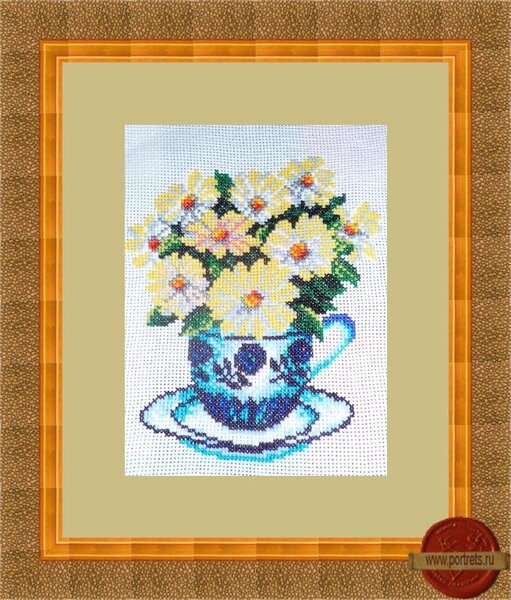 ромашки в синей чашке