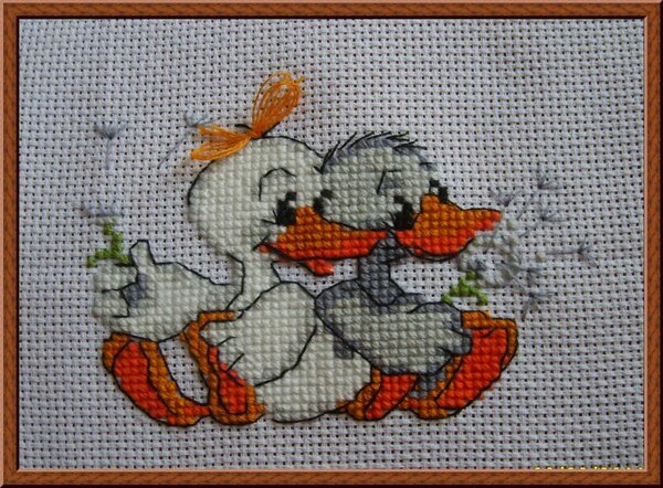 гуси. вышивка совсем простенькая, но всем знакомым нравится. иногда даже обидно становится за большие работы.