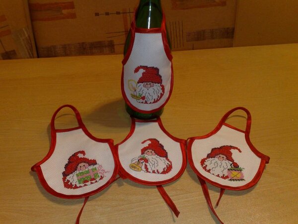 новогодние фартуки для бутылки