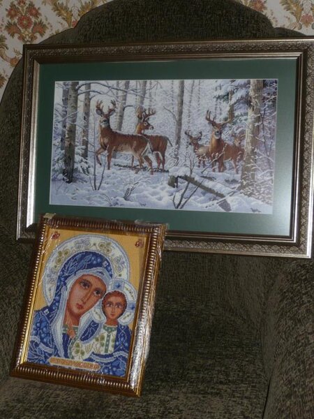 Оформила в багетке своих ДИМовских оленей и икону,которую вышивала дочь.Цены там ,однако...Но оформлением я довольна