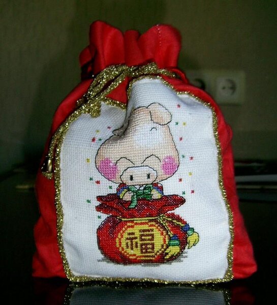 Авантюрка от Апельсинки.
Получился вот такой мешочек с поросенком