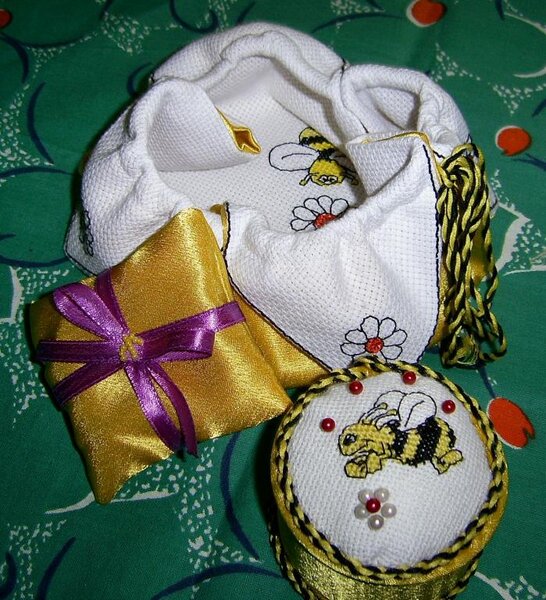 Летний наборчик:
сумочка, игольница, саше