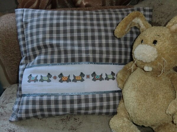 Очередная наволочка на подушку (не на эту, -  побольше) , поедет в деревню.