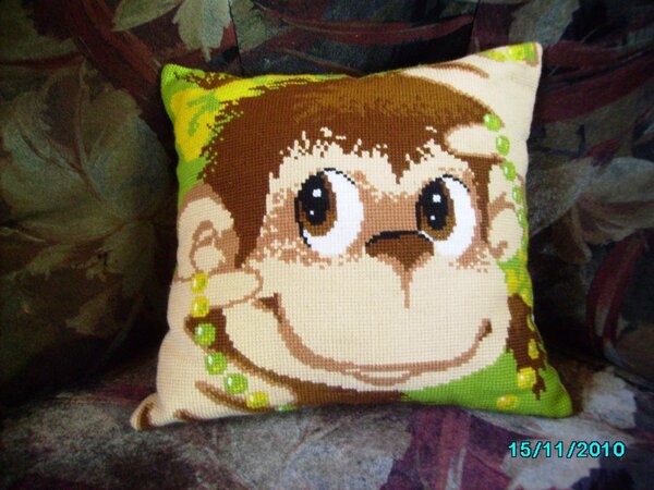 Маленькой внучке подушка поменьше