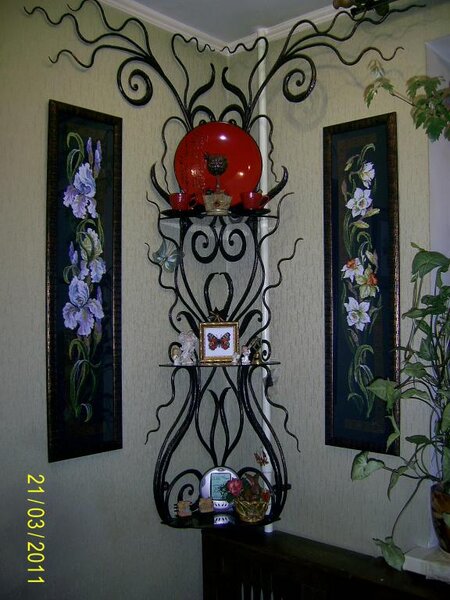 Ирисы и нарциссы в интерьере.
Висят на кухне.