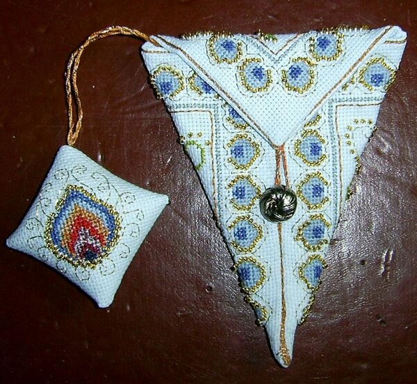 Чехол и маячок для ножниц
( вид спереди)