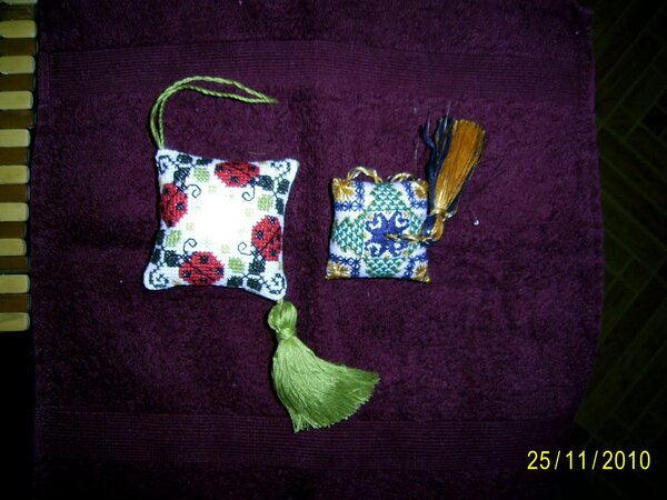 Новогодняя поделка и игольница с божъеми коровками