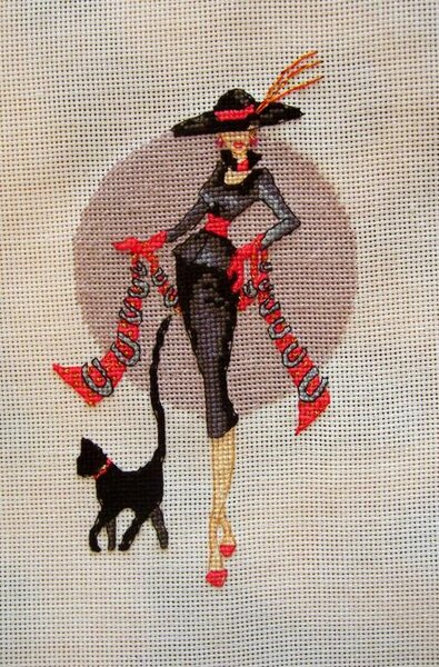 Гламур от кутюр. Для меня это была обманчиво простая вышивка - слишком много оказалось частичных крестиков.