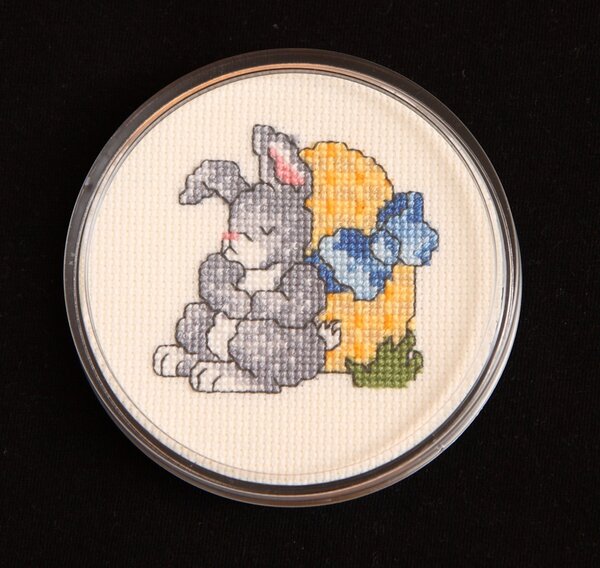 Начала готовиться к Пасхе. И, конечно, подстаканник-зайчик уйдет в подарок!!! Вышила так быстро, что даже процессом похвастаться не могу. На одном дыхании.