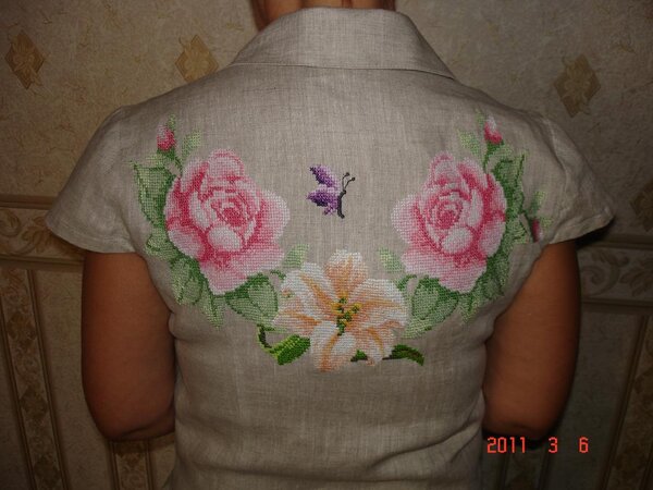 Это между делом вышила блузочку