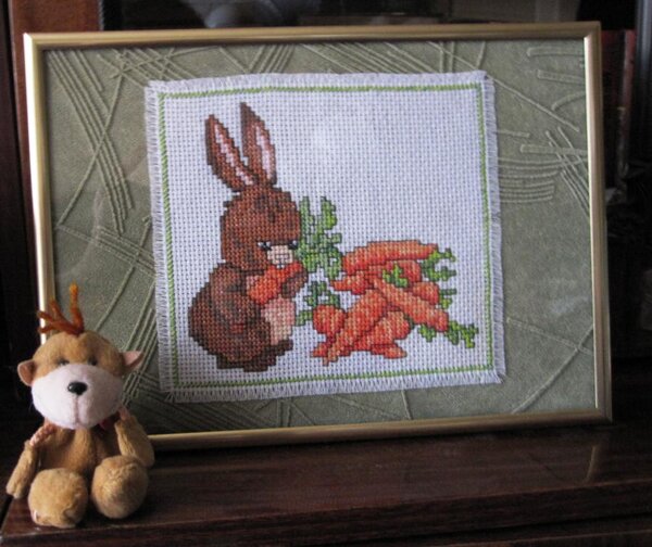 Зайка с морковкой