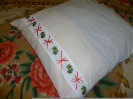 подушка с орнаментом и бантиками