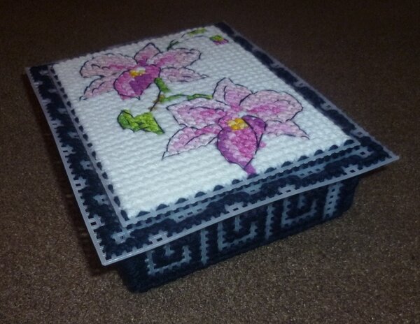 шкатулка с пластиковой канвы