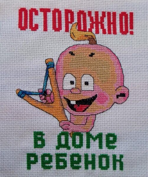 Висит напротив входной двери