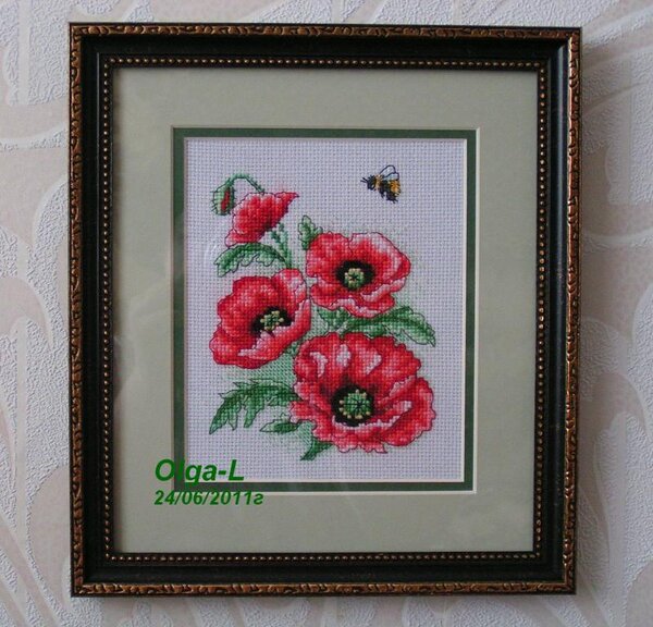 Маки оформлены. Сначала пыталась сама, потом всё-таки отнесла в багетку;-)