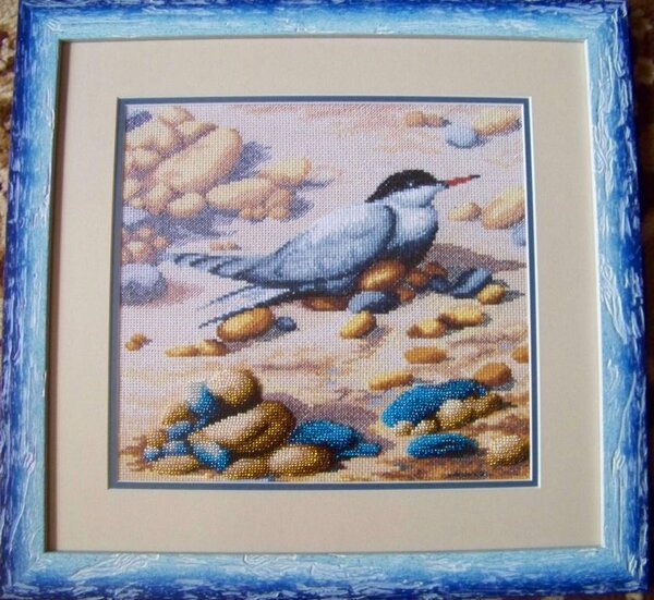 Чайка на песке с бисером от Чаривной Мити. восторг от дизайна и аналогичные предыдущей работе претензии. вышивалось где-то месяц