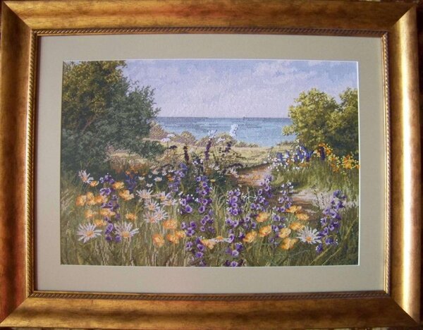 Лавандовое поле оформленное. от Анкор, Аида 14, ниточки покупала по ключу из РМ-схемы.  удалось оформить в тот же багет, что и два предыдущих поля. а вот паспарту уже такого найти не удалось