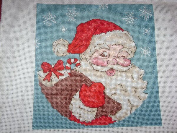 Этого Деда Мороза начала вышивать в начале декабря 2010,хотела успеть к Новому Году. Но, вышила в начале июня. Почему то трудно "шел" этот Мороз.
